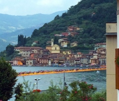 „The Floating Piers“ des Künstlers Christo am Lago d’iseo in Italien.